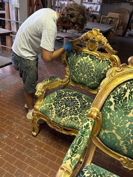 Falpa: Doratura mauale in foglia oro su sedie lavorate per sfilata di alta moda 